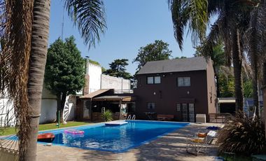 CHALET CON AMPLIO LOTE E IMPECABLE CONSTRUCCION