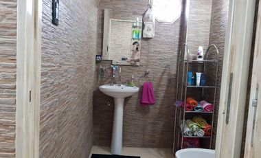 CHALET CON AMPLIO LOTE E IMPECABLE CONSTRUCCION