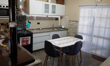 CHALET CON AMPLIO LOTE E IMPECABLE CONSTRUCCION