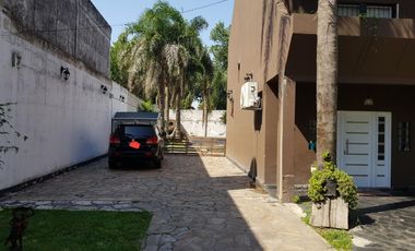 CHALET CON AMPLIO LOTE E IMPECABLE CONSTRUCCION
