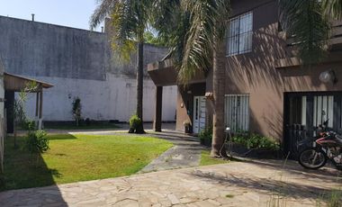 CHALET CON AMPLIO LOTE E IMPECABLE CONSTRUCCION