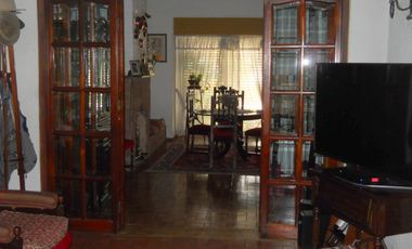CASTELAR  NTE CHALET MEDITERRANEO  6 AMB.INST,. PQUE PERGOLA PILETA DEP.SERV.- COCHERA 2 AUTOS.