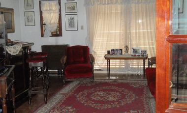 CASTELAR  NTE CHALET MEDITERRANEO  6 AMB.INST,. PQUE PERGOLA PILETA DEP.SERV.- COCHERA 2 AUTOS.
