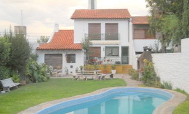 CASTELAR  NTE CHALET MEDITERRANEO  6 AMB.INST,. PQUE PERGOLA PILETA DEP.SERV.- COCHERA 2 AUTOS.