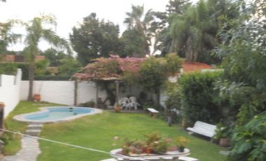 CASTELAR  NTE CHALET MEDITERRANEO  6 AMB.INST,. PQUE PERGOLA PILETA DEP.SERV.- COCHERA 2 AUTOS.