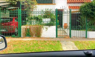 CASTELAR  NTE CHALET MEDITERRANEO  6 AMB.INST,. PQUE PERGOLA PILETA DEP.SERV.- COCHERA 2 AUTOS.