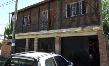 EXCELENTE CASA CON 4 DORMITORIOS LIVING COMEDOR COCINA PATIO Y ENTRADA DE AUTO
