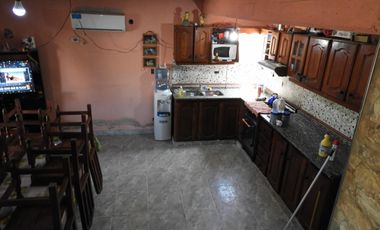 EXCELENTE CASA CON 4 DORMITORIOS LIVING COMEDOR COCINA PATIO Y ENTRADA DE AUTO