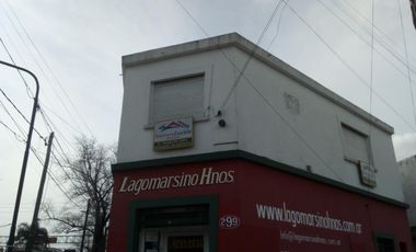 Departamento u Oficina comercial en VENTA sobre importante esquinacomercial de Adrogué.