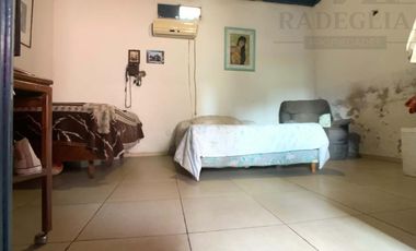 Casa restaurada en zona residencial con basto terreno.