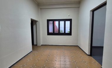 MUY LINDA CASA EN ALQUILER ( USO VIVIENDA U OFICINA) EXCELENTE UBICACIÓN.-