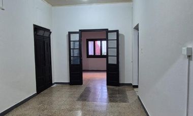 MUY LINDA CASA EN ALQUILER ( USO VIVIENDA U OFICINA) EXCELENTE UBICACIÓN.-