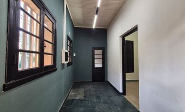 MUY LINDA CASA EN ALQUILER ( USO VIVIENDA U OFICINA) EXCELENTE UBICACIÓN.-