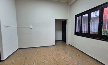 MUY LINDA CASA EN ALQUILER ( USO VIVIENDA U OFICINA) EXCELENTE UBICACIÓN.-