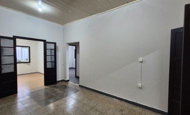 MUY LINDA CASA EN ALQUILER ( USO VIVIENDA U OFICINA) EXCELENTE UBICACIÓN.-