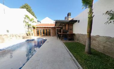 Excelente Chalet en dos plantas con pileta climatizada y quincho en Banfield Este
