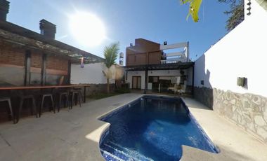 Excelente Chalet en dos plantas con pileta climatizada y quincho en Banfield Este
