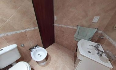 Excelente Chalet en dos plantas con pileta climatizada y quincho en Banfield Este
