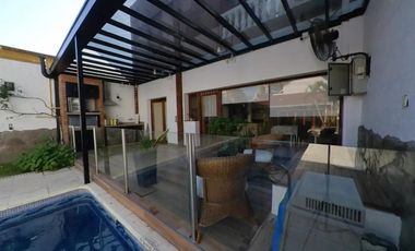 Excelente Chalet en dos plantas con pileta climatizada y quincho en Banfield Este