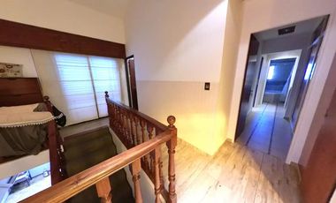 Excelente Chalet en dos plantas con pileta climatizada y quincho en Banfield Este