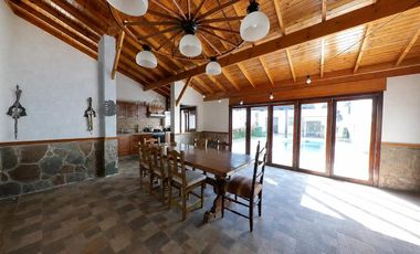 Excelente Chalet en dos plantas con pileta climatizada y quincho en Banfield Este