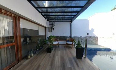 Excelente Chalet en dos plantas con pileta climatizada y quincho en Banfield Este