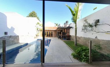 Excelente Chalet en dos plantas con pileta climatizada y quincho en Banfield Este