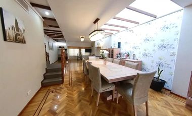Excelente Chalet en dos plantas con pileta climatizada y quincho en Banfield Este