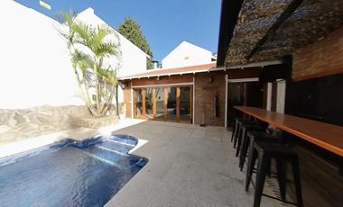 Excelente Chalet en dos plantas con pileta climatizada y quincho en Banfield Este