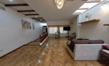 Excelente Chalet en dos plantas con pileta climatizada y quincho en Banfield Este