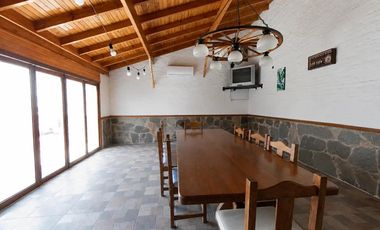 Excelente Chalet en dos plantas con pileta climatizada y quincho en Banfield Este