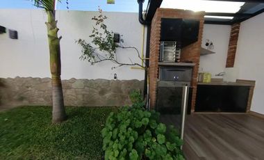 Excelente Chalet en dos plantas con pileta climatizada y quincho en Banfield Este