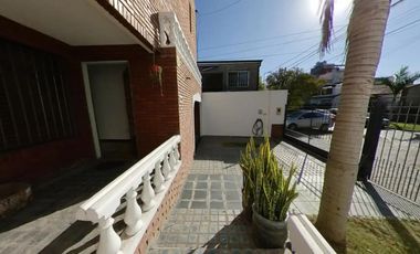 Excelente Chalet en dos plantas con pileta climatizada y quincho en Banfield Este
