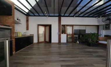 Excelente Chalet en dos plantas con pileta climatizada y quincho en Banfield Este