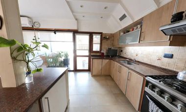 Excelente Chalet en dos plantas con pileta climatizada y quincho en Banfield Este