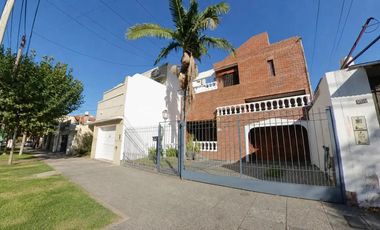 Excelente Chalet en dos plantas con pileta climatizada y quincho en Banfield Este