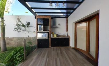 Excelente Chalet en dos plantas con pileta climatizada y quincho en Banfield Este