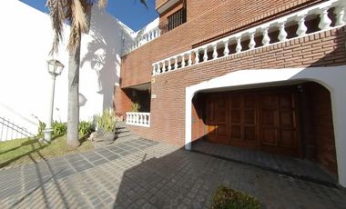 Excelente Chalet en dos plantas con pileta climatizada y quincho en Banfield Este