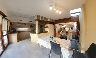 Excelente Chalet en dos plantas con pileta climatizada y quincho en Banfield Este