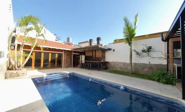 Excelente Chalet en dos plantas con pileta climatizada y quincho en Banfield Este