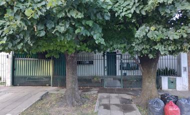 Venta / casa 4 ambientes / Lote 10 x 36 /Castelar
