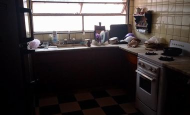 Casa de cuatro ambientes en planta alta en venta en Haedo Norte
