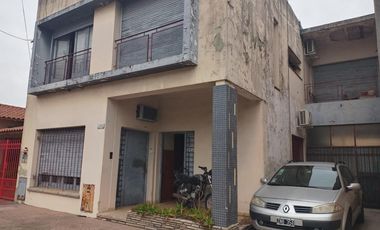Casa de cuatro ambientes en planta alta en venta en Haedo Norte