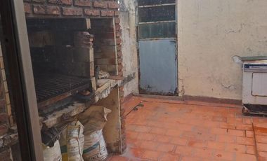 Casa de cuatro ambientes en planta alta en venta en Haedo Norte