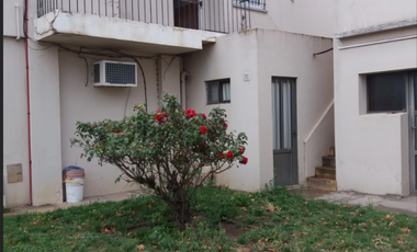 VENDO CASA CON AMPLIO LOCAL EN SAN CAYETANO