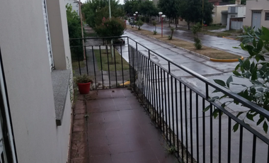 VENDO CASA CON AMPLIO LOCAL EN SAN CAYETANO