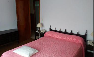 VENDO CASA CON AMPLIO LOCAL EN SAN CAYETANO