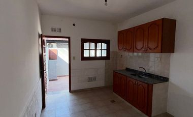 Alquiler duplex 3 ambientes con patio cochera Rafael Castillo