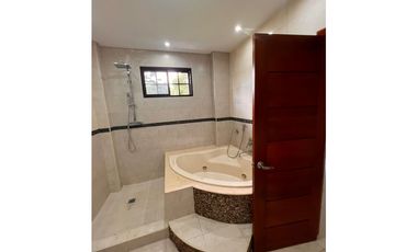 VENTA CASA CON DISPONIBILIDAD ALQUILER ALBROOK  CURUNDU