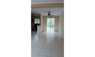 Venta de casa en Brisas del Lago/ Tocumen/ Panamá/ 103m2